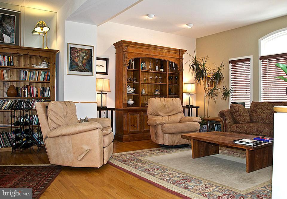 11510 Hemingway Drive Reston, VA 20194 - Photo 7 of 30 Living Room