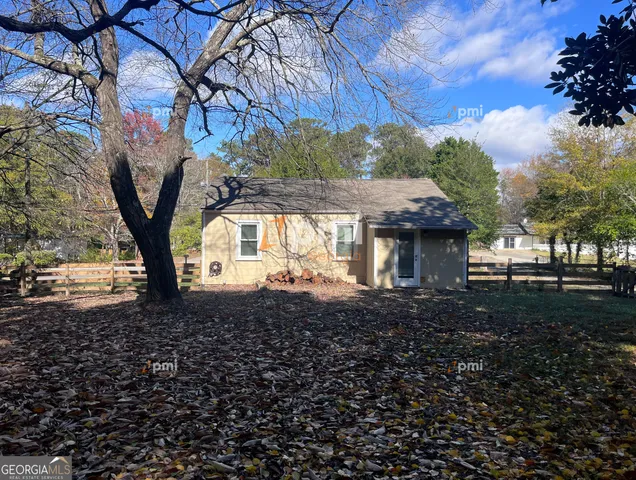 a view of a house with a yard