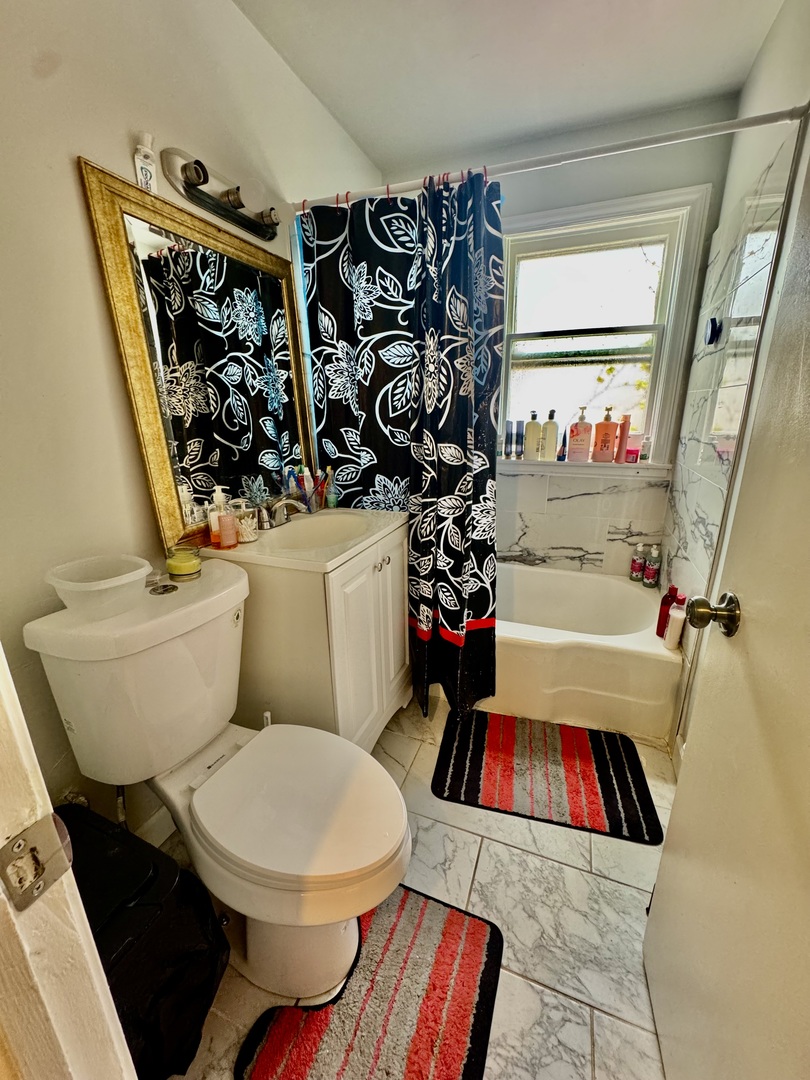 11345 South Ada Street Chicago, IL 60643 - Photo 8 of 15 a bathroom with a toilet and a bathtub