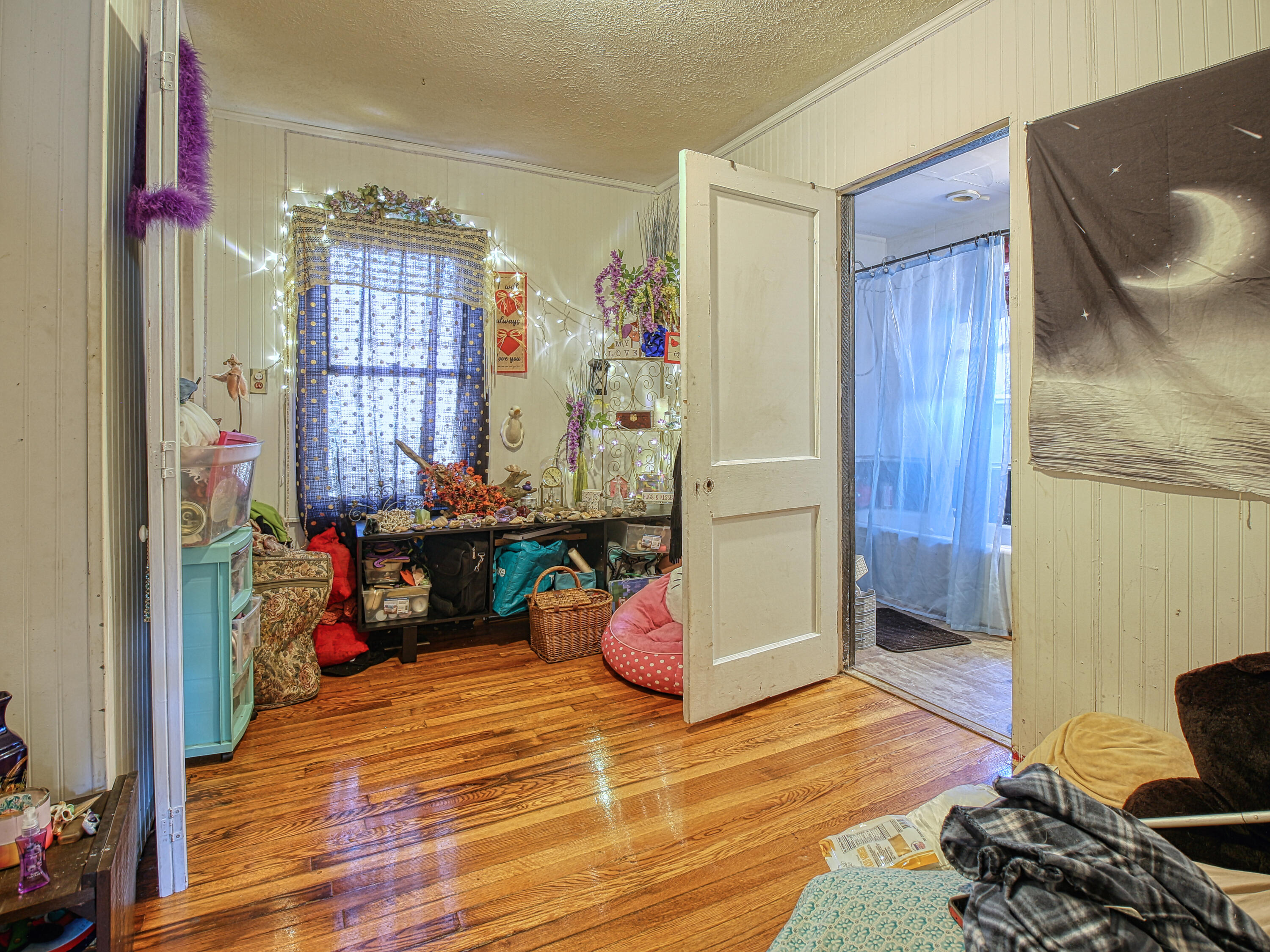 424 Magazine Street Pulaski, VA 24301 - Photo 11 of 18 a bedroom with a bed and a window