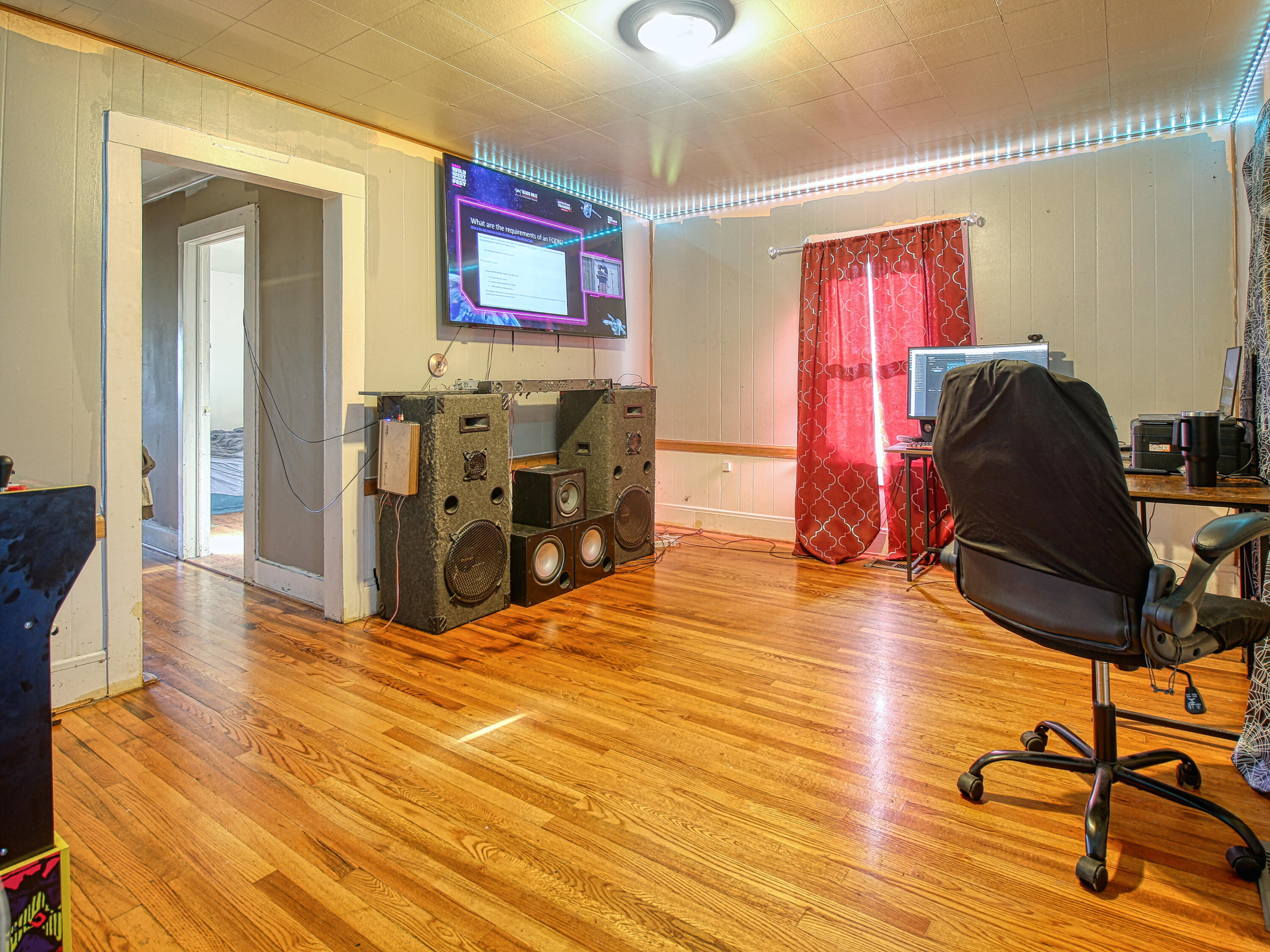 424 Magazine Street Pulaski, VA 24301 - Photo 5 of 18 a view of a livingroom with furniture and a workspace