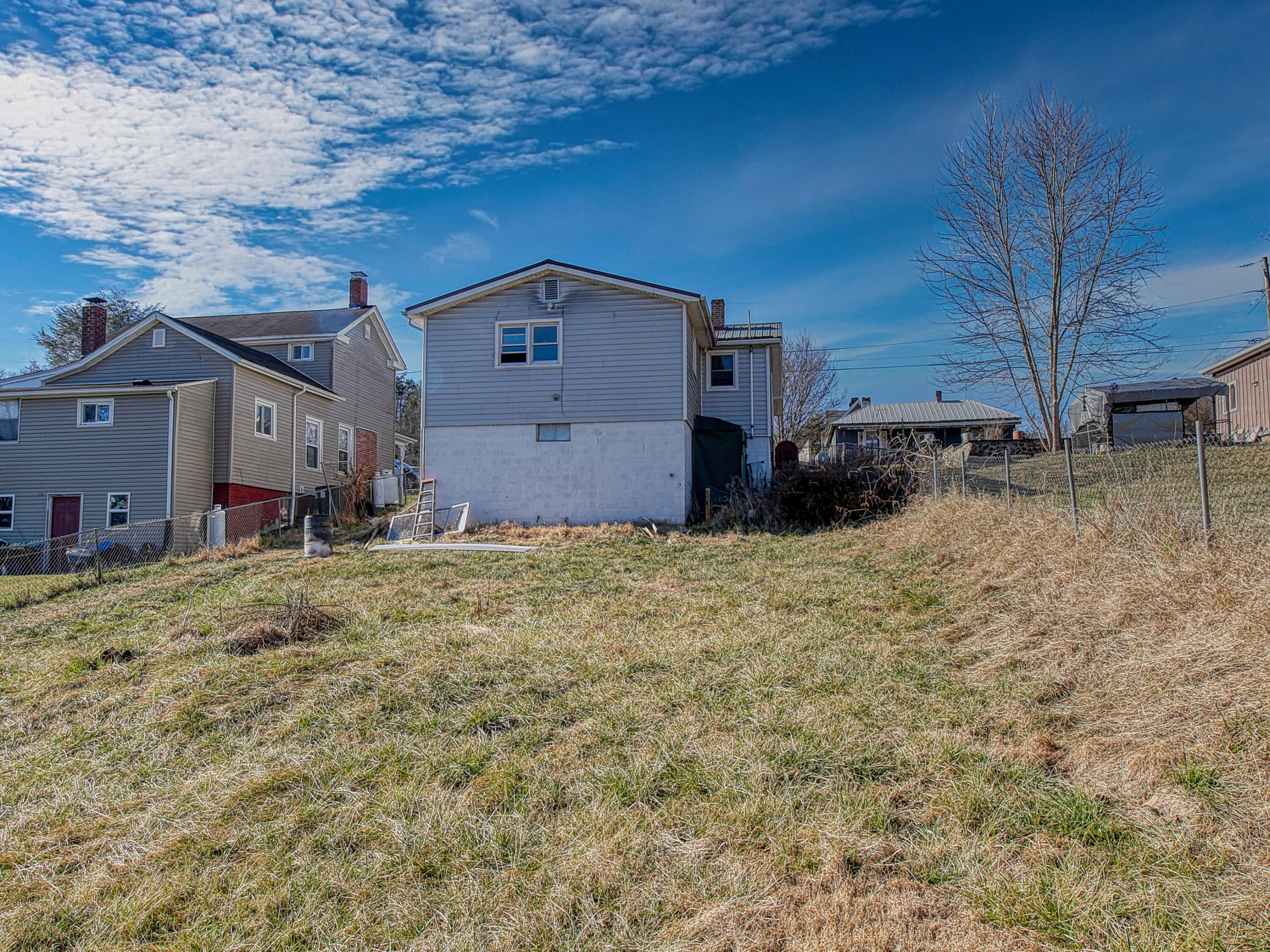 424 Magazine Street Pulaski, VA 24301 - Photo 6 of 18 a house view with a outdoor space