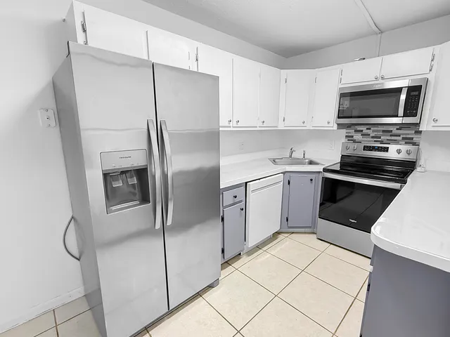 $2,200 | 723 Sunny Pine Way, Unit H1, Greenacres, FL 33415