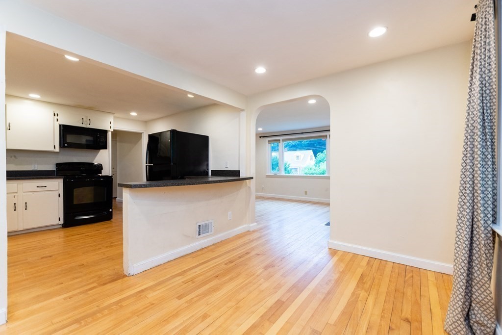 80 Sheffield Road Waltham, MA 02451 - Photo 5 of 22