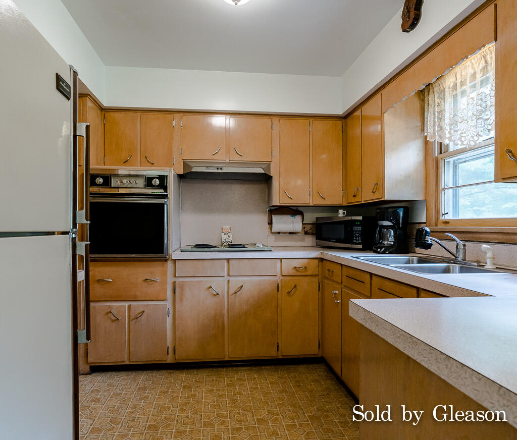 2140 East Sternberg Road Muskegon, MI 49444 - Photo 4 of 32 2140Sternberg25Lores
