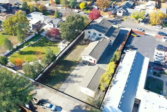a view of back yard of the house