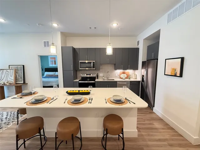 $2,225 | 641 West Crosstimbers Street, Unit 605, Houston, TX 77018