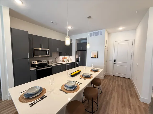 $2,225 | 641 West Crosstimbers Street, Unit 605, Houston, TX 77018