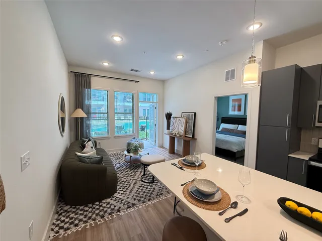 $2,225 | 641 West Crosstimbers Street, Unit 605, Houston, TX 77018