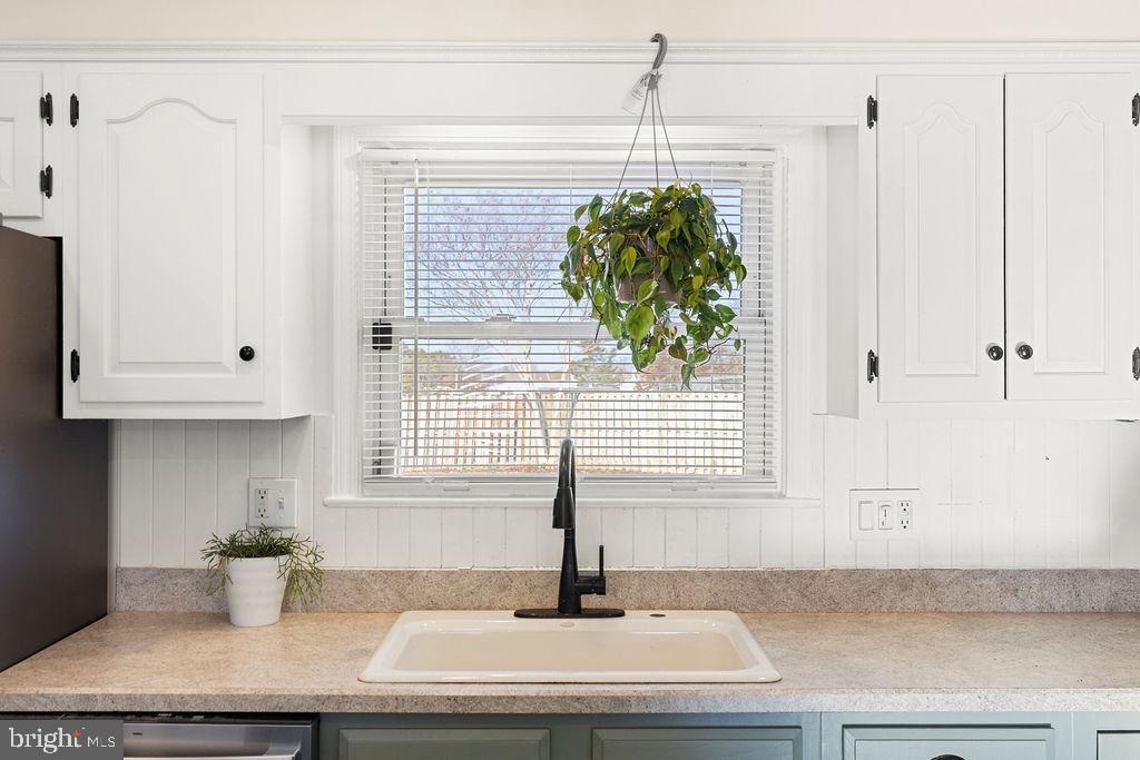 503 South Maple Court Sterling, VA 20164 - Photo 11 of 43 a kitchen with a sink and a window