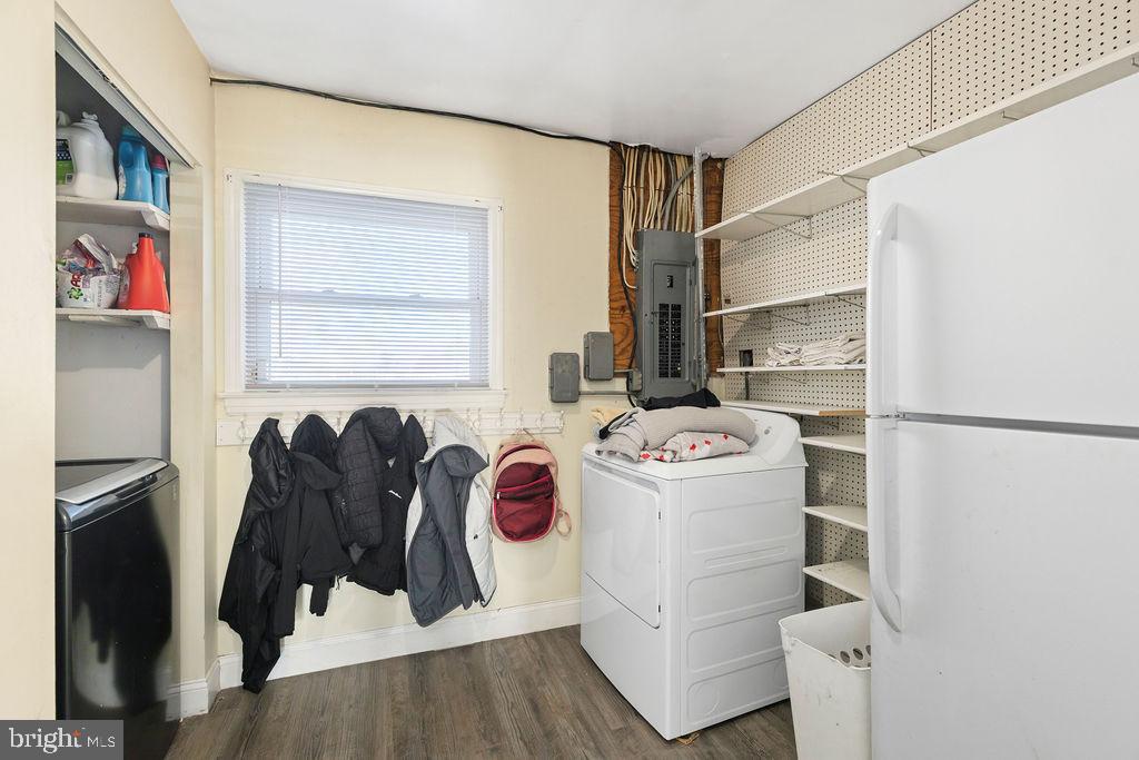 503 South Maple Court Sterling, VA 20164 - Photo 15 of 43 a utility room with dryer and washer