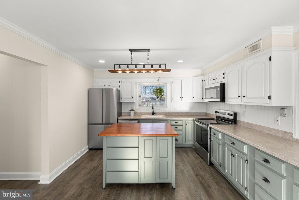 503 South Maple Court Sterling, VA 20164 - Photo 7 of 43 a kitchen with stainless steel appliances a sink stove and refrigerator