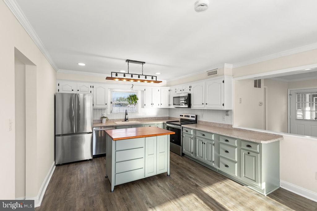 503 South Maple Court Sterling, VA 20164 - Photo 8 of 43 a kitchen with stainless steel appliances granite countertop a refrigerator and a stove top oven