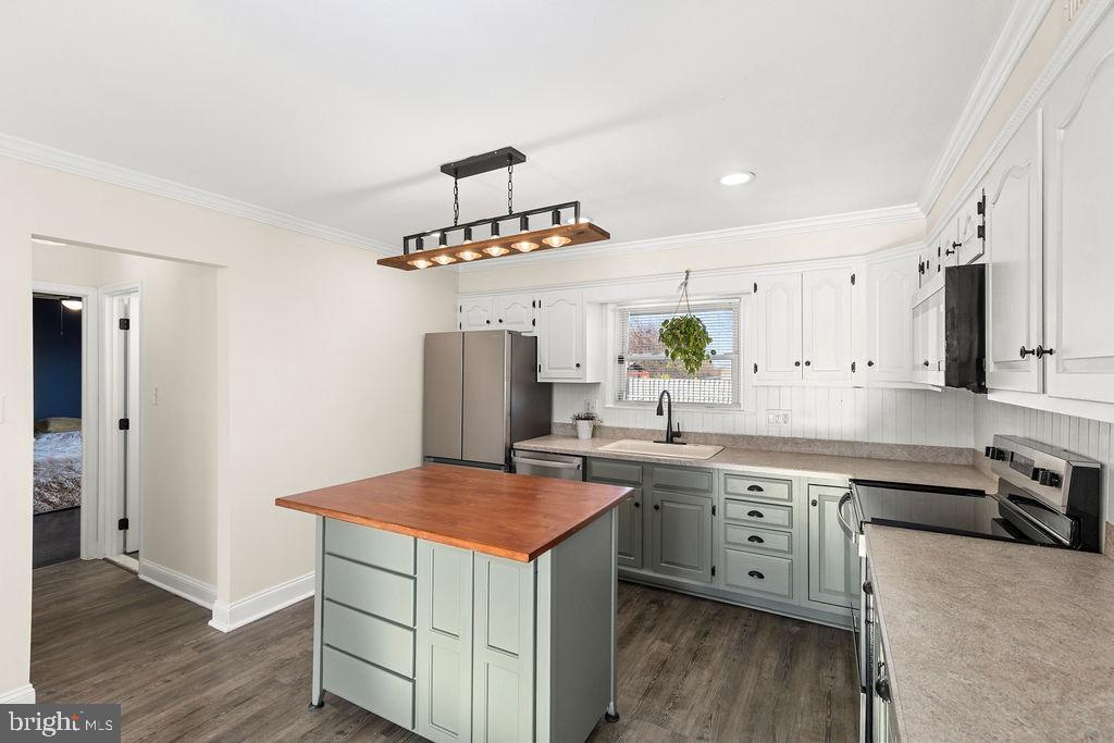 503 South Maple Court Sterling, VA 20164 - Photo 9 of 43 a kitchen with kitchen island a sink stainless steel appliances and cabinets