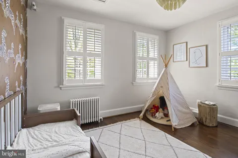 a view of a livingroom with furniture and windows