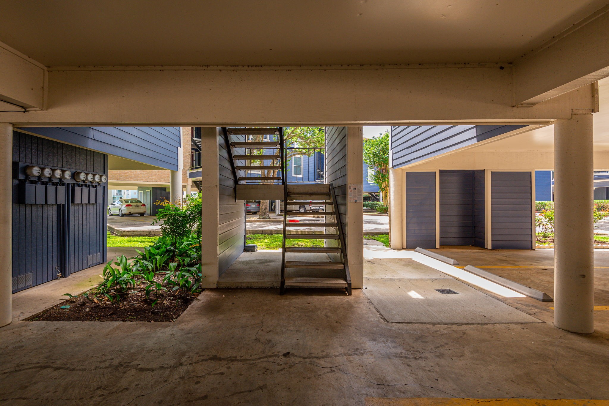 18519 Egret Bay Boulevard, Unit 1704 Webster, TX 77058 - Photo 21 of 35 a view of a house with porch and garden