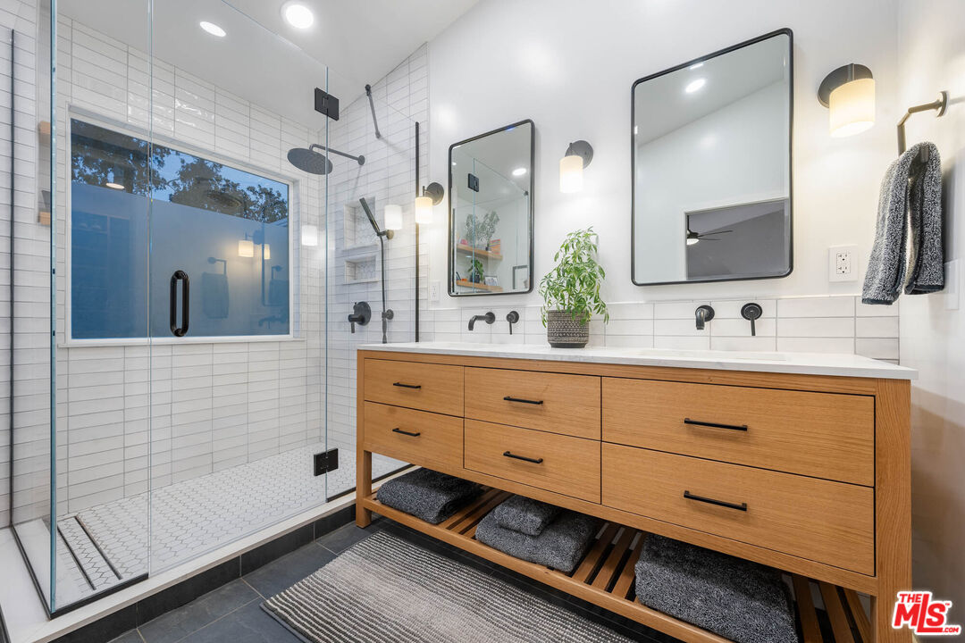 1220 Dincara Road Burbank, CA 91506 - Photo 31 of 33