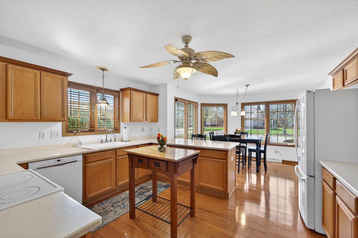 4258 91st Street Pleasant Prairie, WI 53142 - Photo 10 of 32 Kitchen