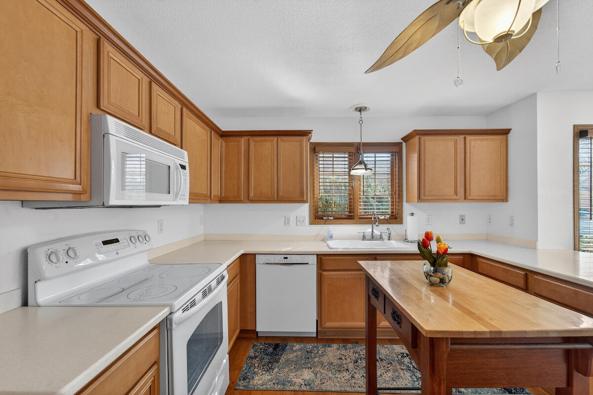 4258 91st Street Pleasant Prairie, WI 53142 - Photo 12 of 32 Kitchen