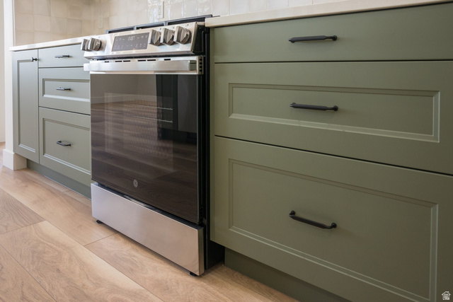 3322 250 S Street Vernal, UT 84078 - Photo 8 of 37 Stainless steel range with a dark glass oven door