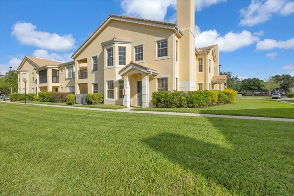$235,000 | 120 Southwest Peacock Boulevard, Unit 11101, Port St. Lucie, FL 34986