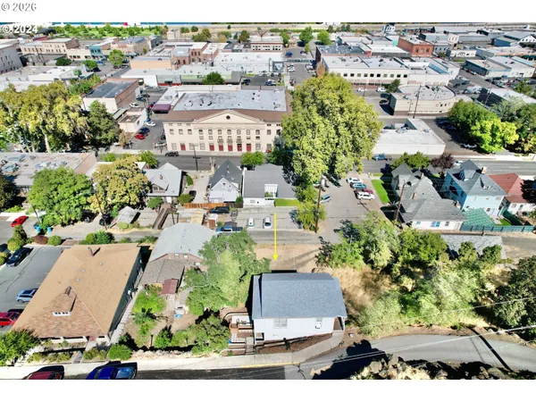 an aerial view of a house with yard swimming pool and outdoor seating