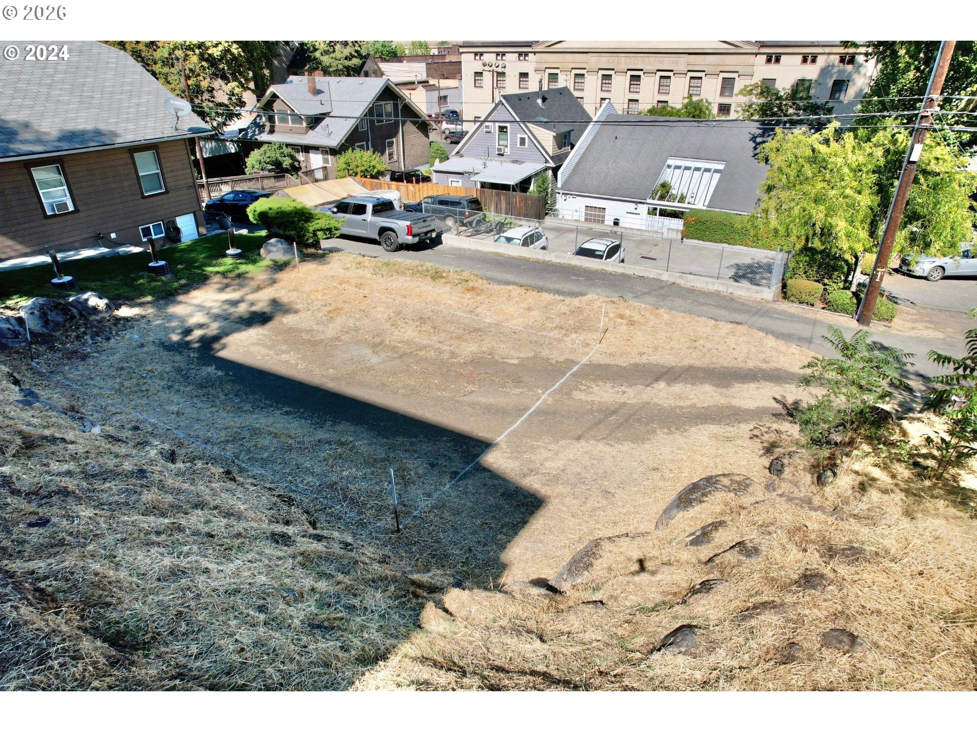 509 Federal Street The Dalles, OR 97058 - Photo 10 of 15 a view of parking area with parked cars