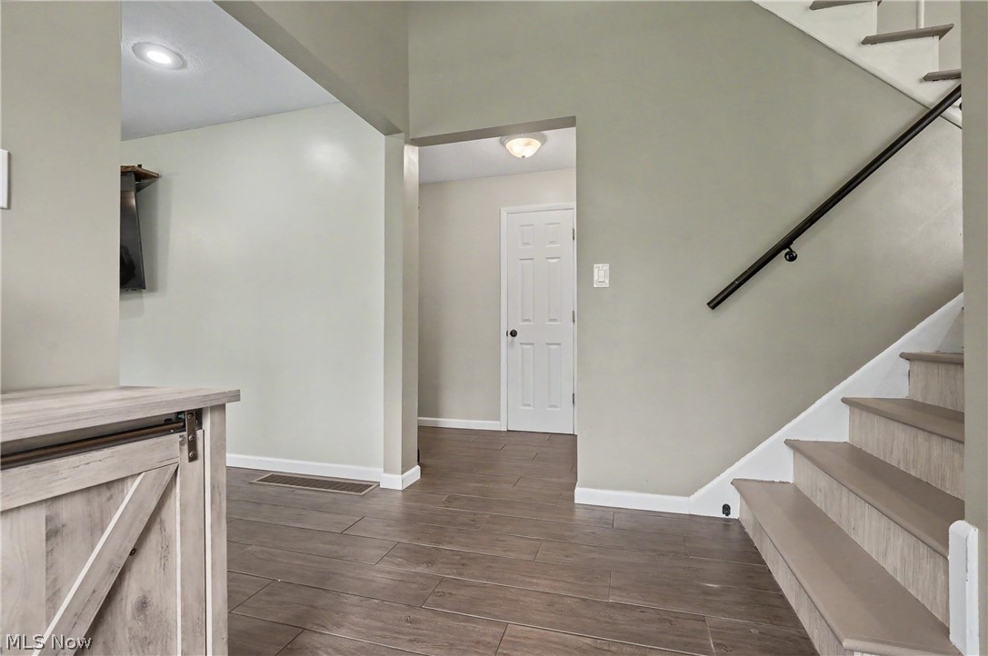 952 Ravenna Road Kent, OH 44240 - Photo 2 of 37 Inviting foyer welcomes you!