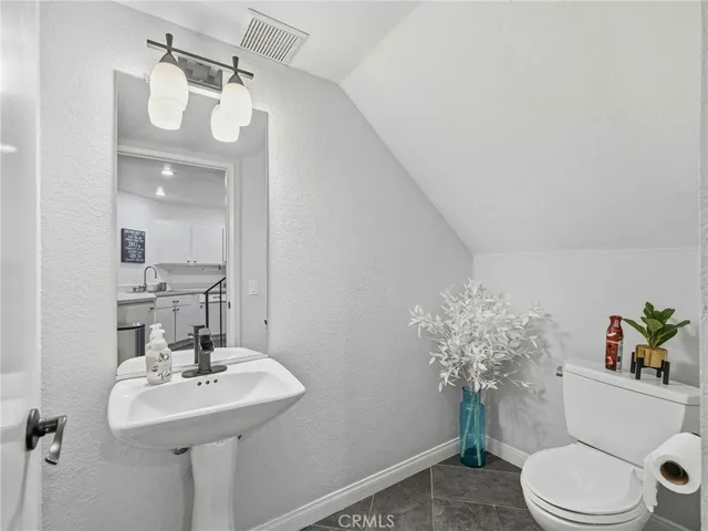 $589,000 | 13750 Hubbard Street, Unit 6, Sylmar, CA 91342