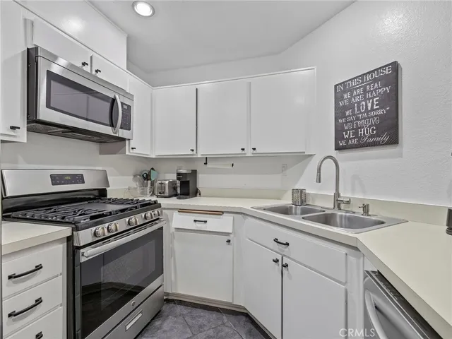 $589,000 | 13750 Hubbard Street, Unit 6, Sylmar, CA 91342