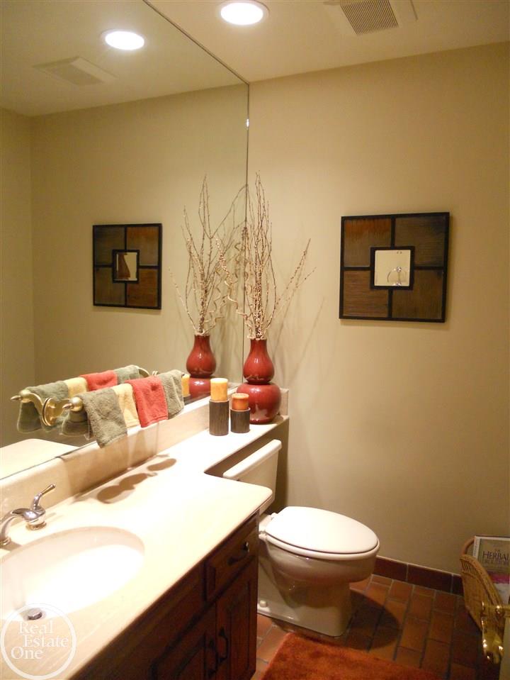 966 Golfview Court Rochester, MI 48307 - Photo 15 of 35 1st Floor Lav