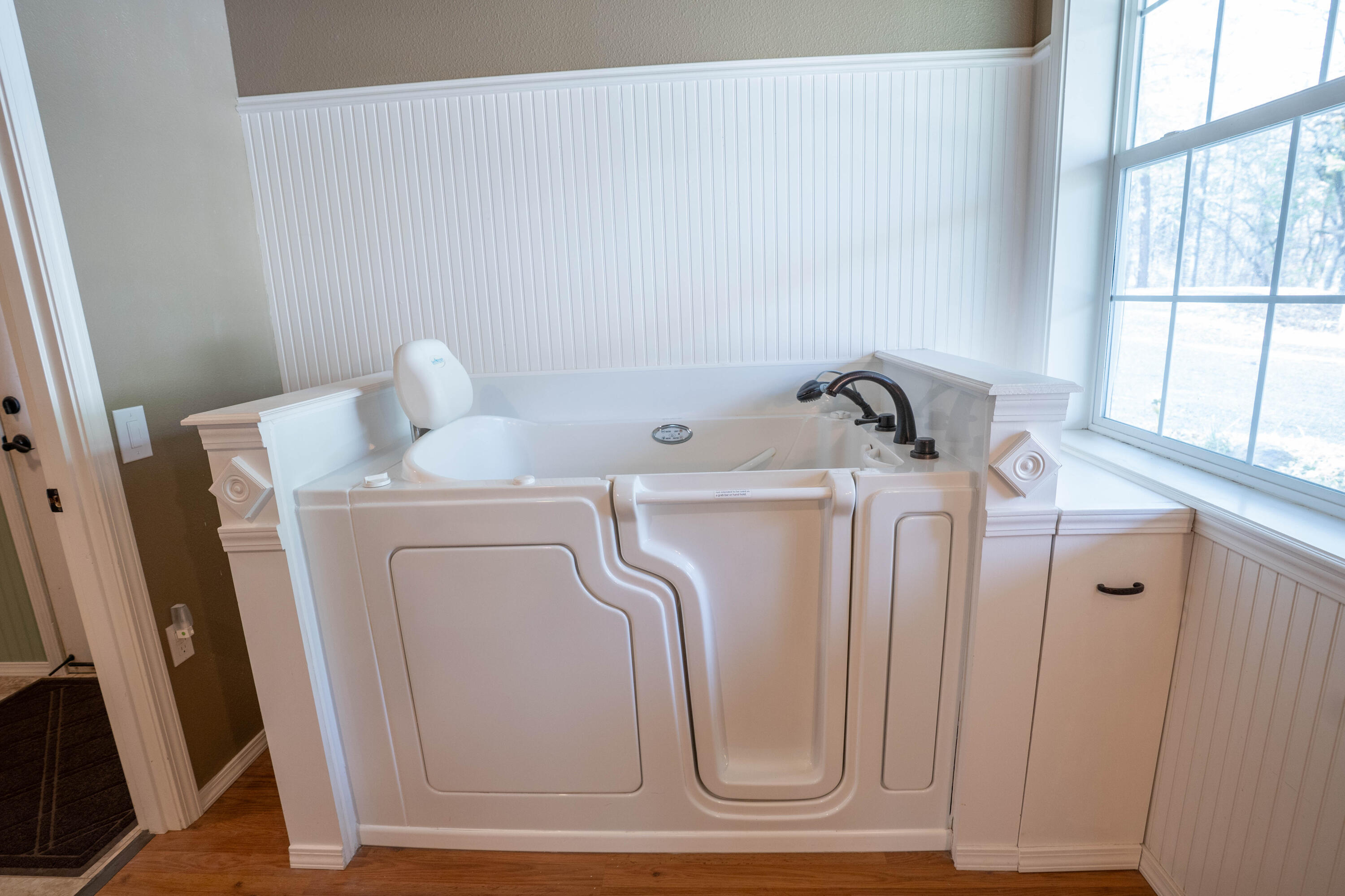 2080 Swingle Road Trail, OR 97541 - Photo 16 of 52 Walk in jacuzzi tub, primary en suite.