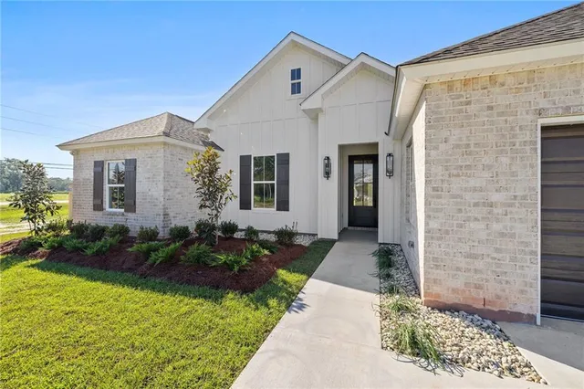 $342,700 | 19522 Deerfield Loop, Loranger, LA 70446