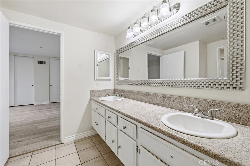 4502 Lubbock Drive, Unit D Simi Valley, CA 93063 - Photo 11 of 37 Upstairs bathroom