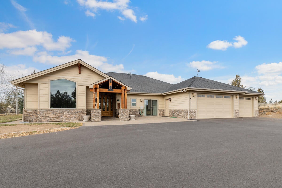 22143 Rickard Road Bend, OR 97702 - Photo 23 of 49 20220315-IMGL8034AROUNDTHEBENDREALESTATE