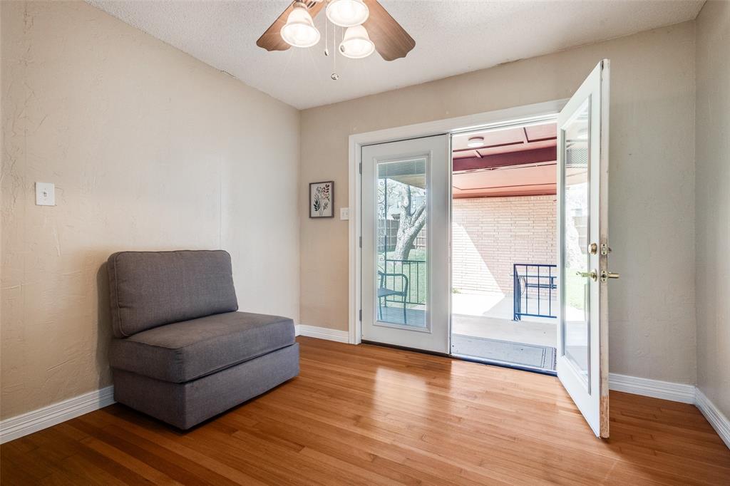 433 Fulton Street Denton, TX 76201 - Photo 9 of 25 a living room with furniture and a window