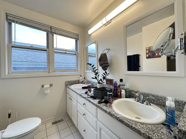 $3,850 | 1738 West Nelson Street, Unit 2, Chicago, IL 60657