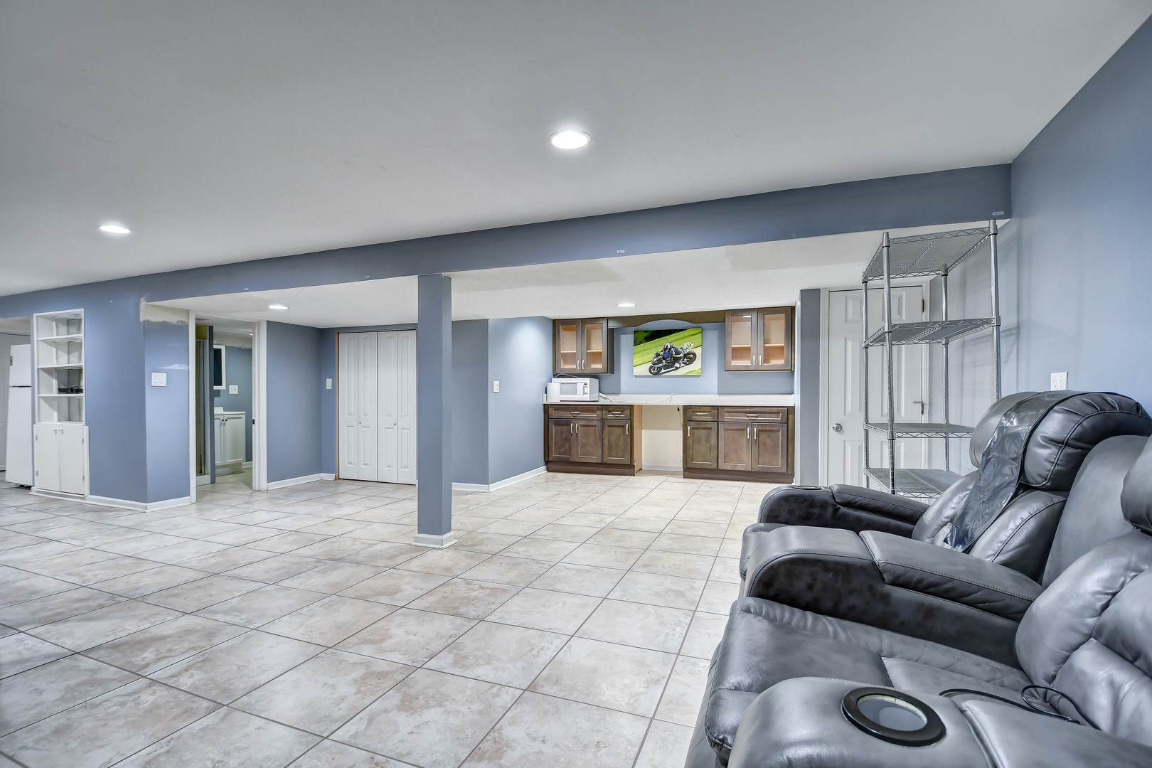 5700 South Monitor Avenue Chicago, IL 60638 - Photo 14 of 22 a living room with furniture and a rug