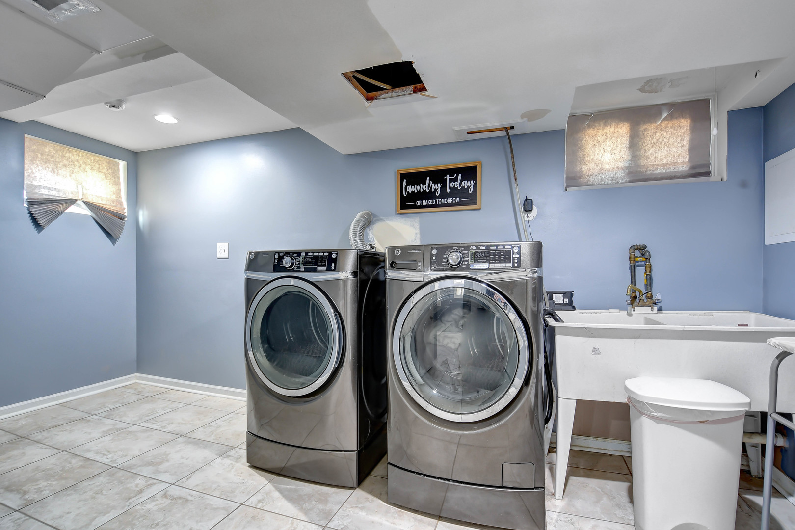 5700 South Monitor Avenue Chicago, IL 60638 - Photo 17 of 22 a utility room with sink washer and dryer