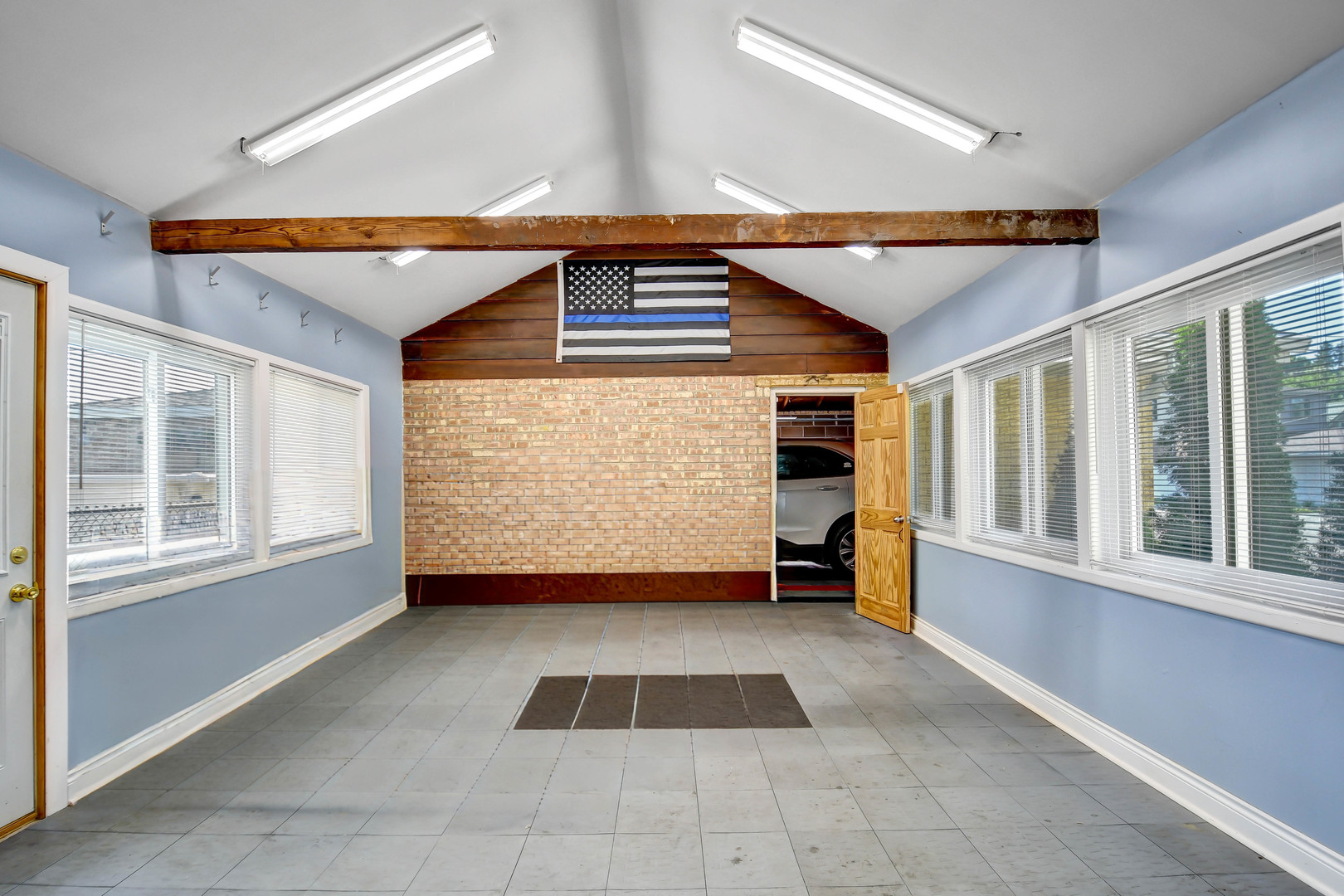 5700 South Monitor Avenue Chicago, IL 60638 - Photo 18 of 22 a view of an empty room with a window
