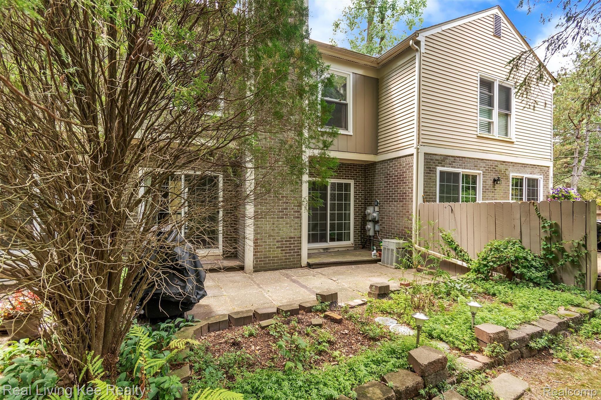 1594 Ravine Lane Rochester, MI 48306 - Photo 25 of 32 Ravinepatio.jpg