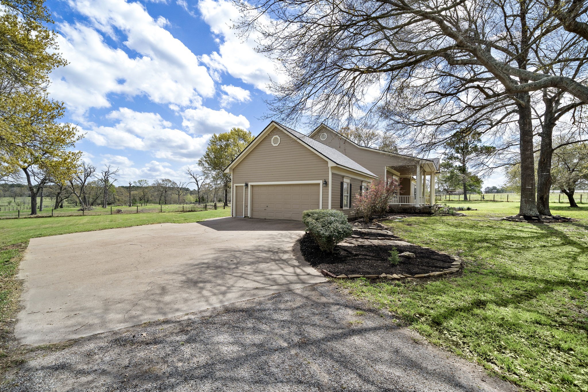 32540 Courtney Road Navasota, TX 77868 - Photo 38 of 50 Driveway to the garage
