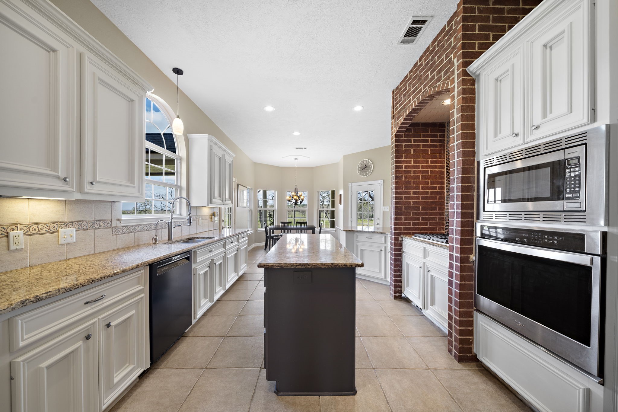 32540 Courtney Road Navasota, TX 77868 - Photo 4 of 50 Chef's kitchen equipped for both entertaining and family meals at home