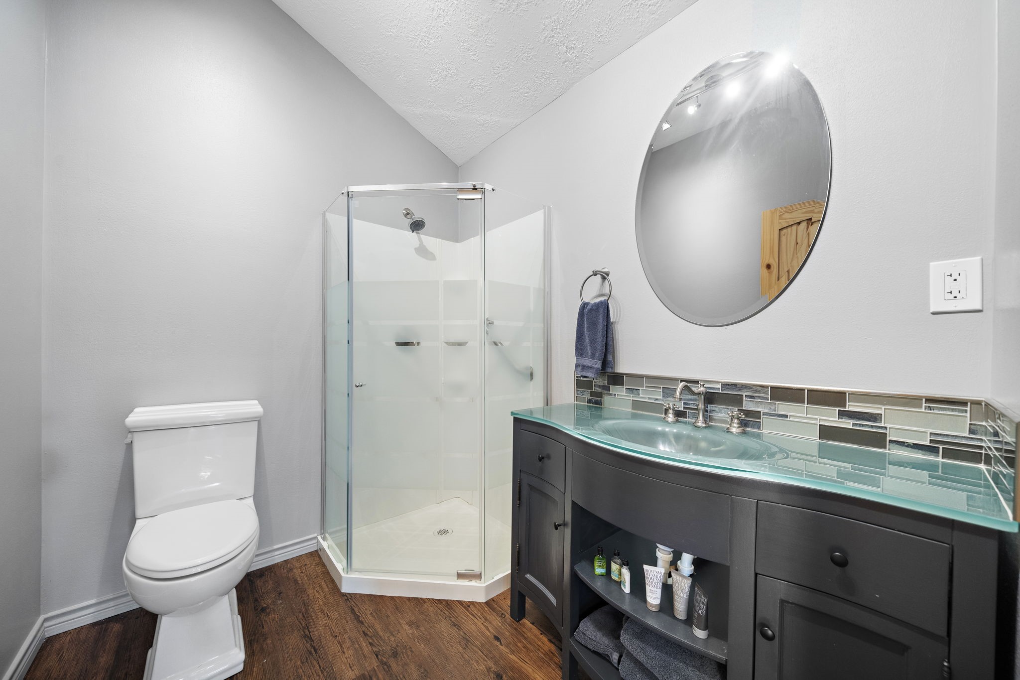 32540 Courtney Road Navasota, TX 77868 - Photo 44 of 50 Bathroom in the Guest House
