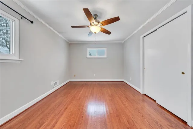 a very nice looking building with a view of house