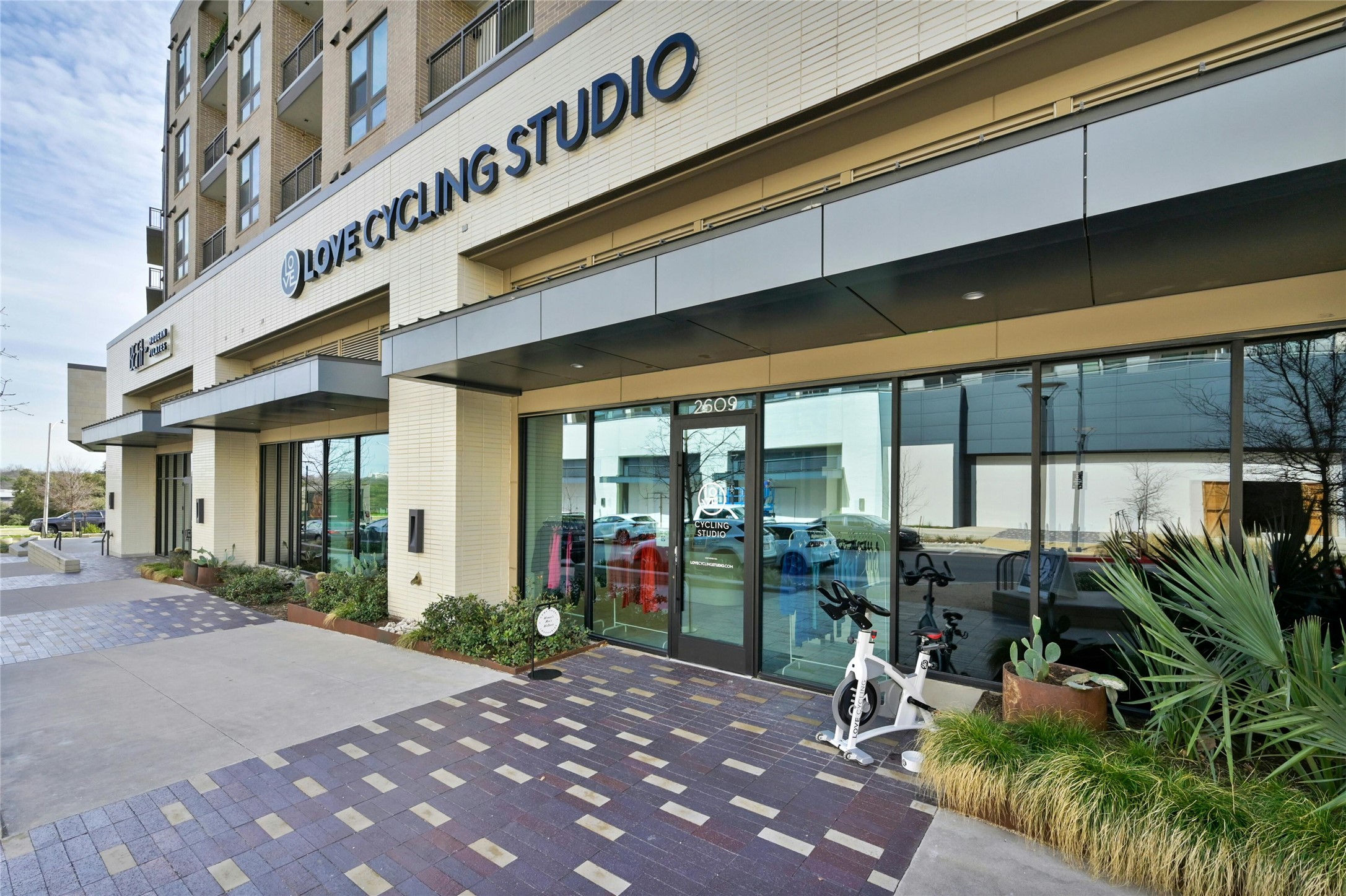 4604 Longevity Drive, Unit 306 Austin, TX 78731 - Photo 33 of 34 a view of a building with sitting area