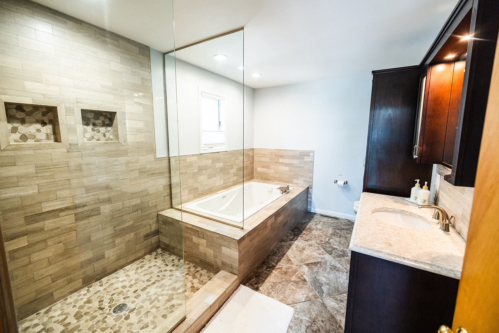 147 Lake Thunderbird Drive Putnam, IL 61560 - Photo 19 of 50 a bathroom with a tub sink and mirror