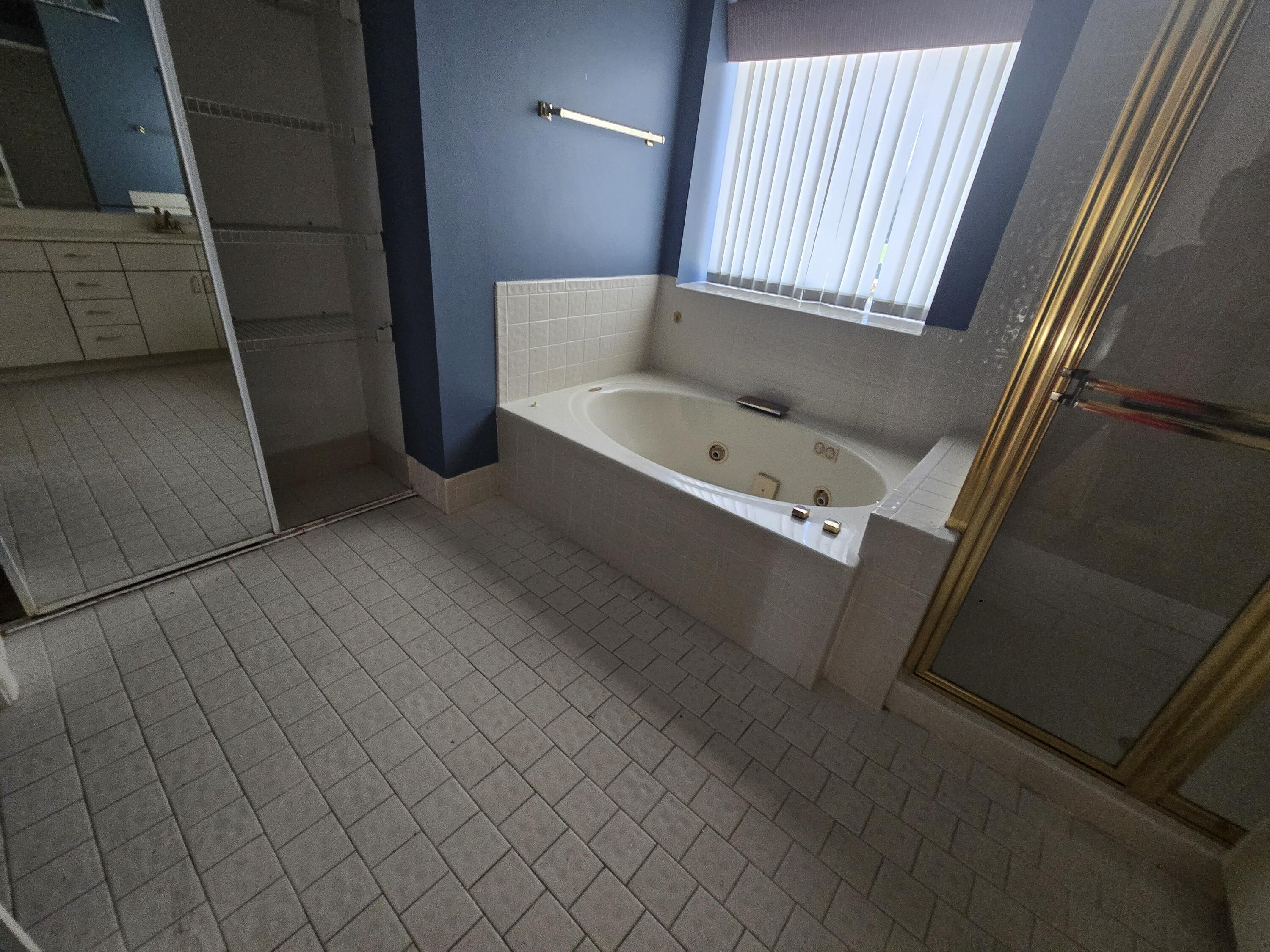 8384 Horseshoe Bay Road Boynton Beach, FL 33472 - Photo 30 of 33 a bathroom with a bathtub