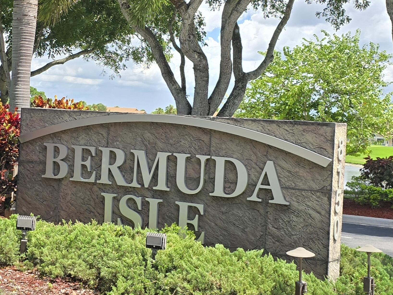 8384 Horseshoe Bay Road Boynton Beach, FL 33472 - Photo 32 of 33 a street sign that is on a pole