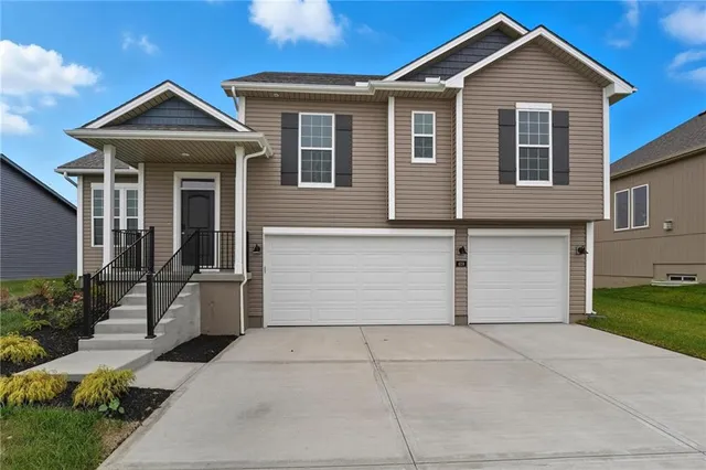 $419,900 | 409 Southwest Hawthorne Lane, Blue Springs, MO 64064